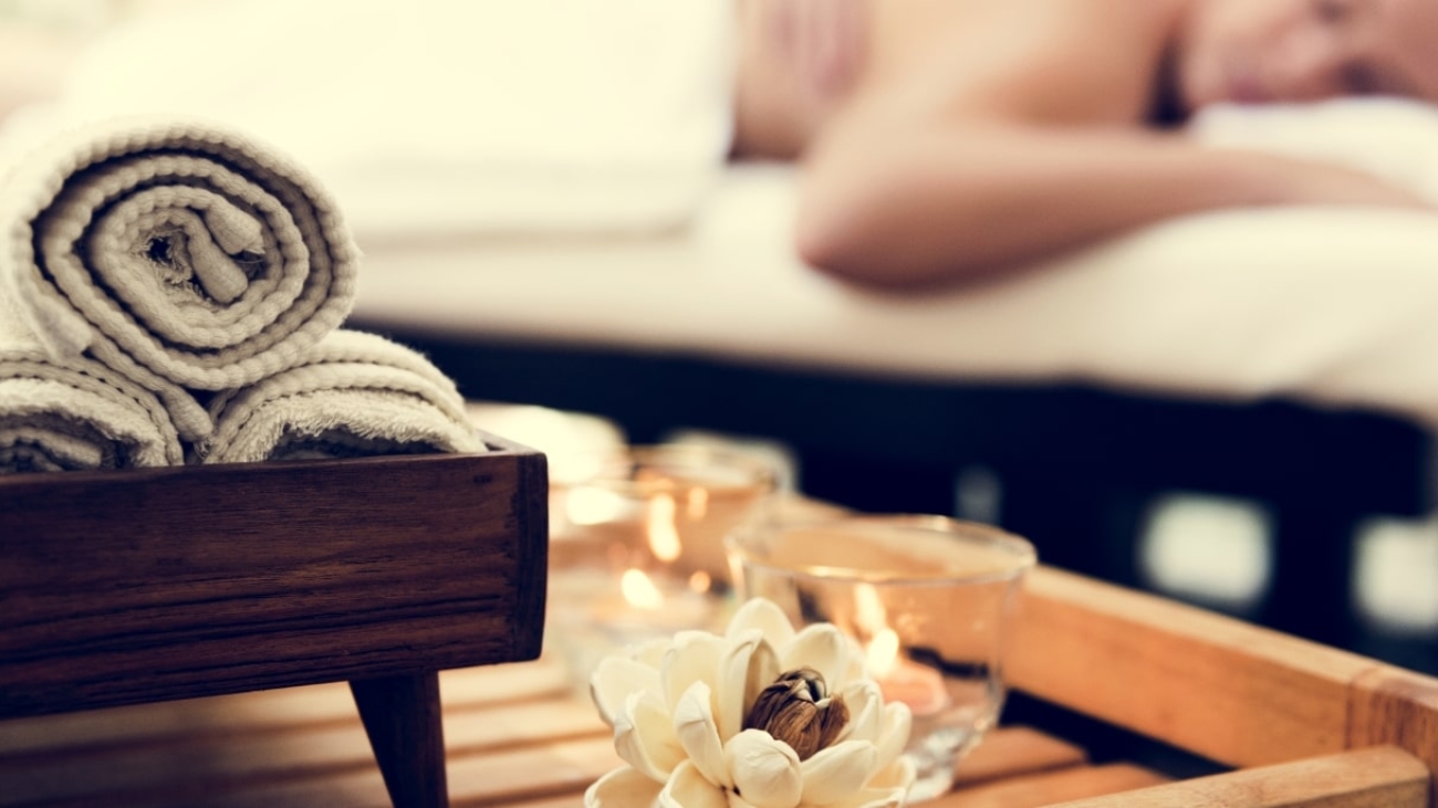 spa-salon-therapy-treatment-PZFBLW999-min